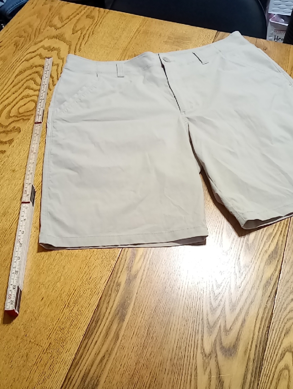 UNDER ARMOUR Mens Shorts 36 TAN BEIGE  Preowned Used